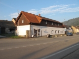 D�m s prodejnou  v Nespek�ch 